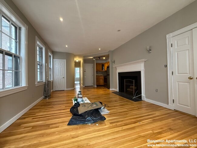 Building Photo - 82 Phillips St