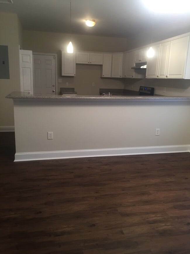 Building Photo - 3BR 2 Bath Home! Available soon! Pet frien...