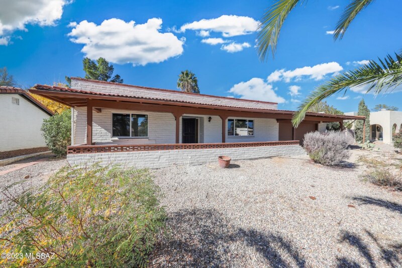 Primary Photo - 841 N Abrego Dr
