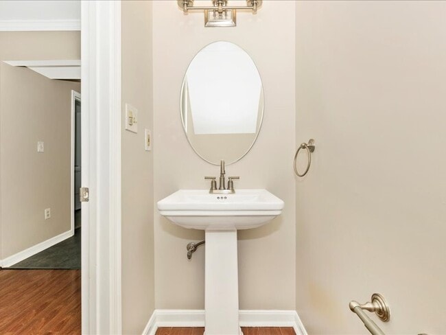 Building Photo - 584 Cotswold Ct