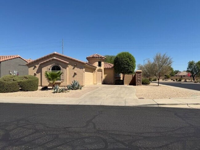 Building Photo - 14838 W Shaw Butte Dr