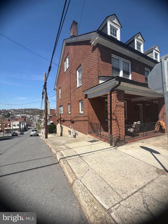 Building Photo - 1132 Mahantongo St