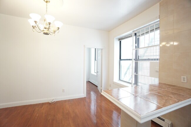 Building Photo - 521 W 180th St