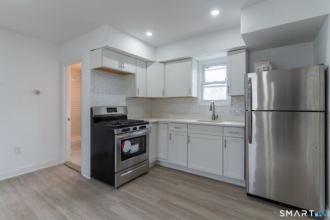 Foto del edificio - 77-79 Hanford Avenue Unit