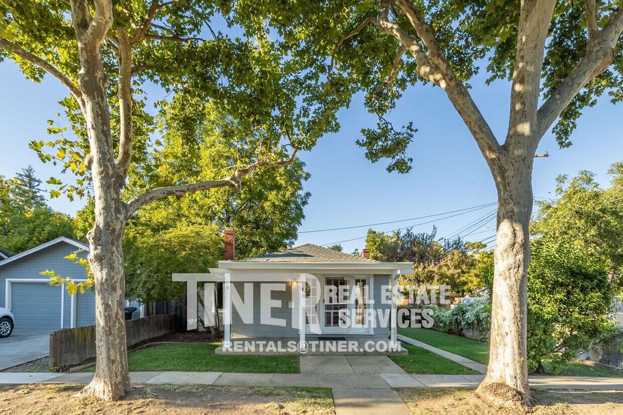 Primary Photo - Charming Roseville Cottage - Gorgeous Down...