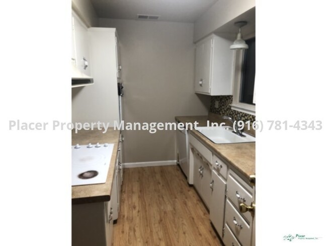 Building Photo - 3 Bedroom  1 bath Home w/Big Backyard