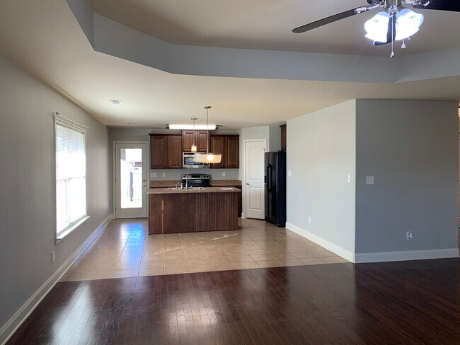 Microondas y horno de acero inoxidable. Vista de la cocina con refrigerador incluido. - 253 Village Springs Dr