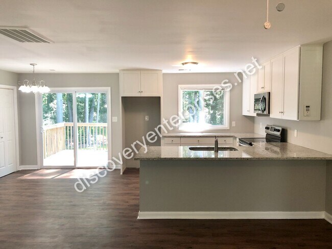 Foto del edificio - JUST REDUCED! 4 Bdrm / 2 Bath Home - 1st m...