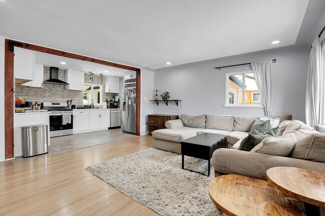 Building Photo - Modern and cozy 3 bedroom, 2 bath home