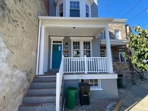 Building Photo - 445 Manor St