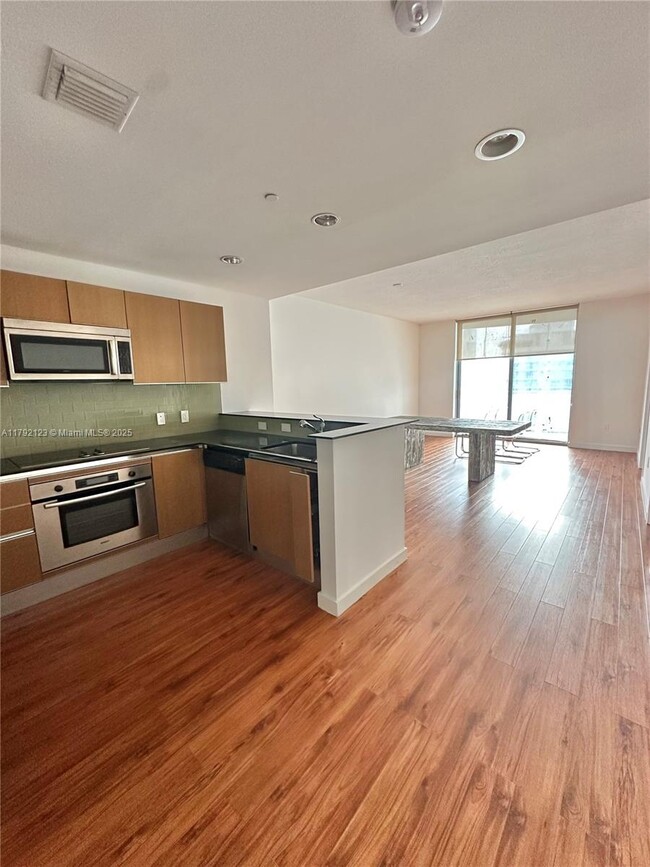 Building Photo - 1060 Brickell Ave