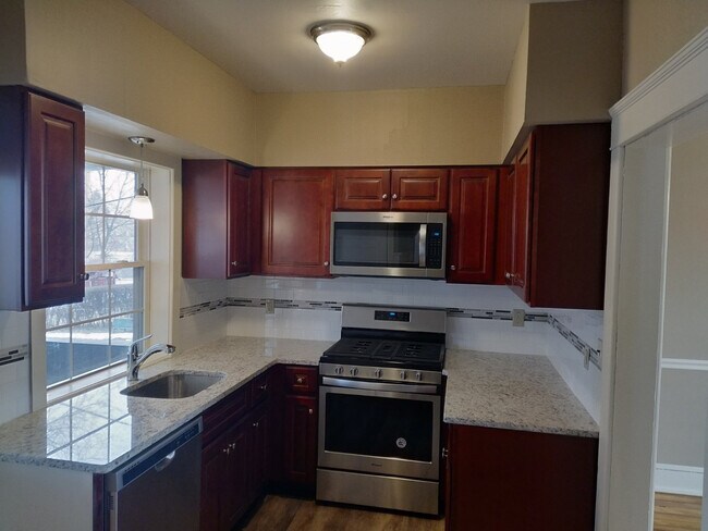 Foto del edificio - 3BR End-Unit Townhome Available!