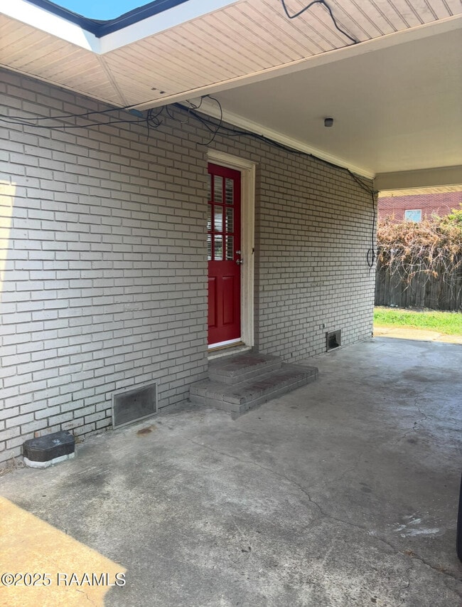Building Photo - 121 Oak Crest Dr