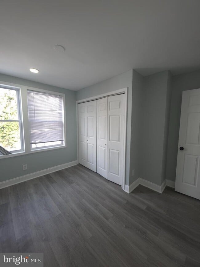 Building Photo - 1133 W Somerset St