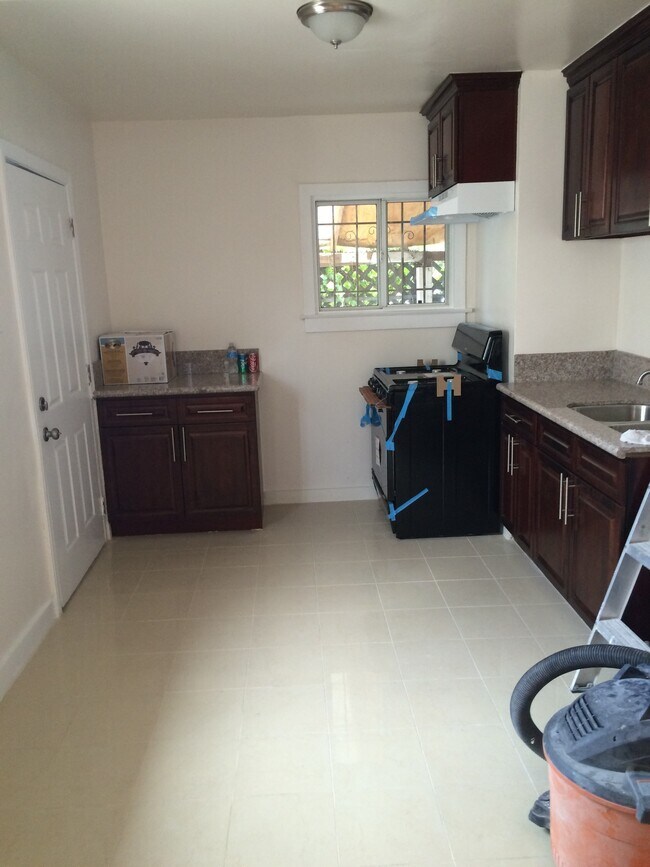 Building Photo - 1680 S Longwood Ave