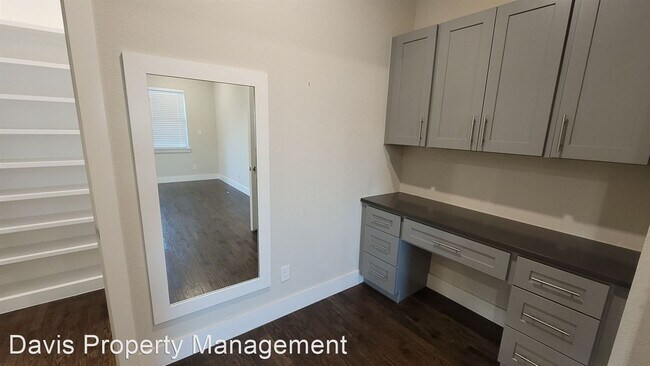 Building Photo - 2 br, 2.5 bath House - 3180 CARMEL ST # 206