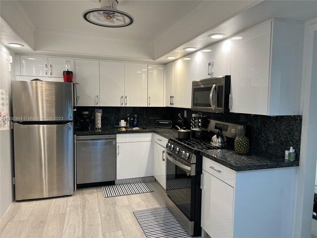 Building Photo - 3140 S Ocean Dr