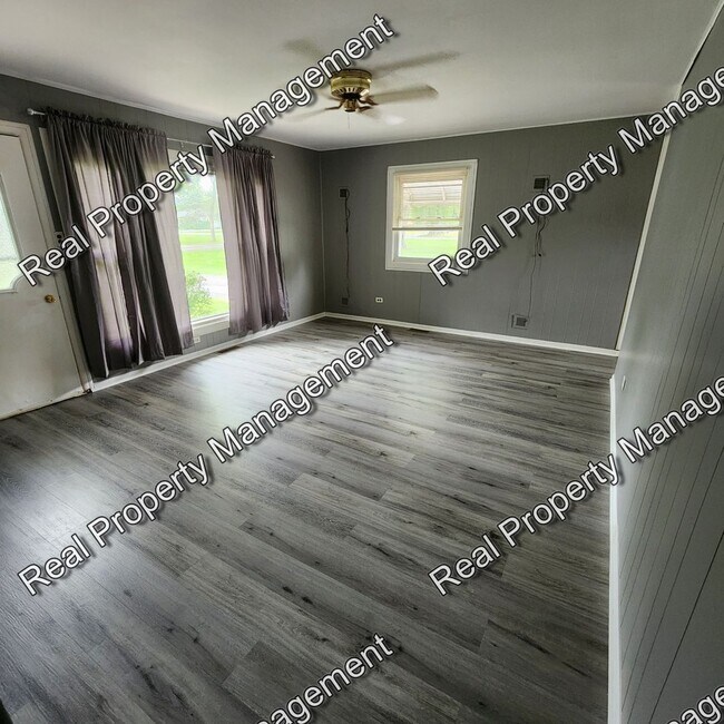 Foto del edificio - Three Bedroom Merrillivlle Ranch