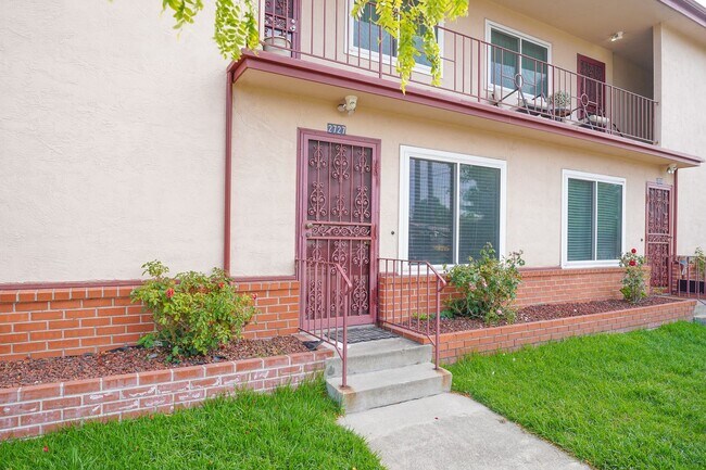 Building Photo - 2727 McGee Ave