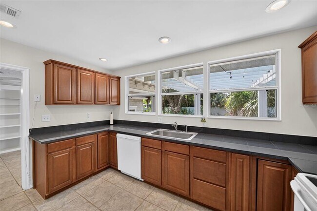 Foto del edificio - 2732 Newark Way