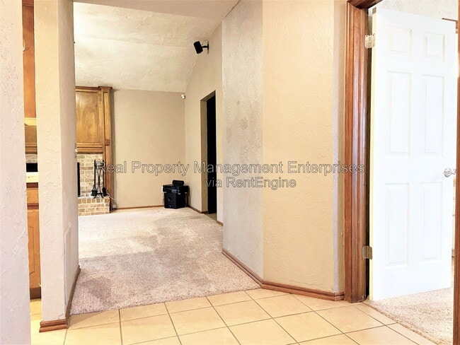 Building Photo - 204 W 10th St