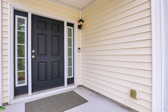 Building Photo - End Unit Townhome For Lease in Godley Park