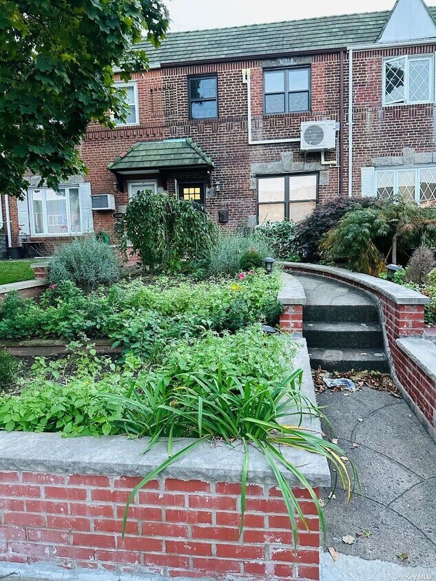 Primary Photo - 61-44-61-77 77th St
