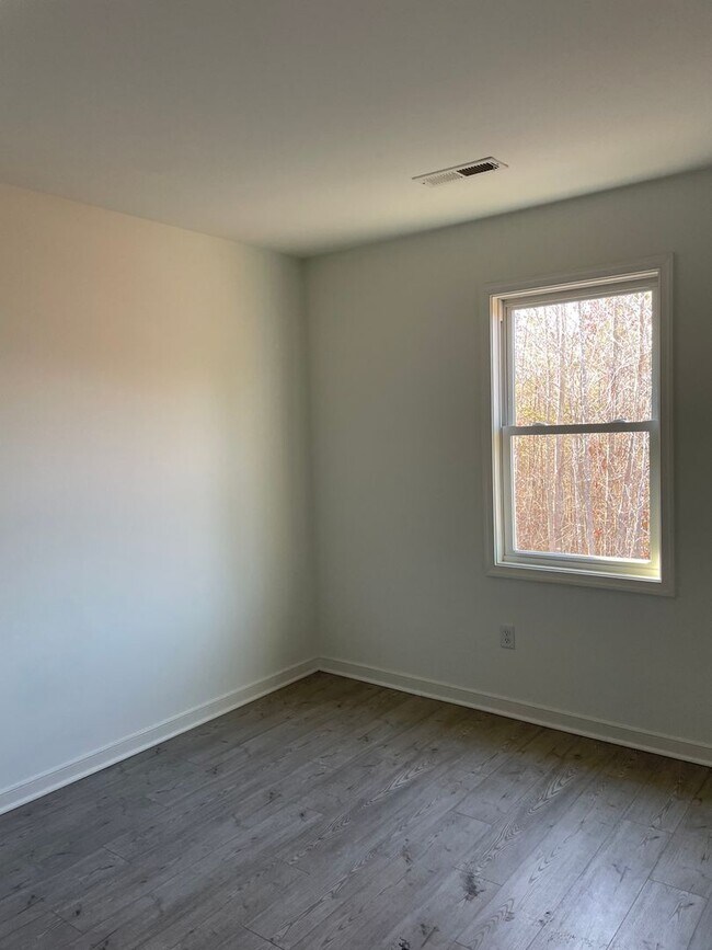 Building Photo - 3 bedroom / 1 bath apartment (downstairs) ...