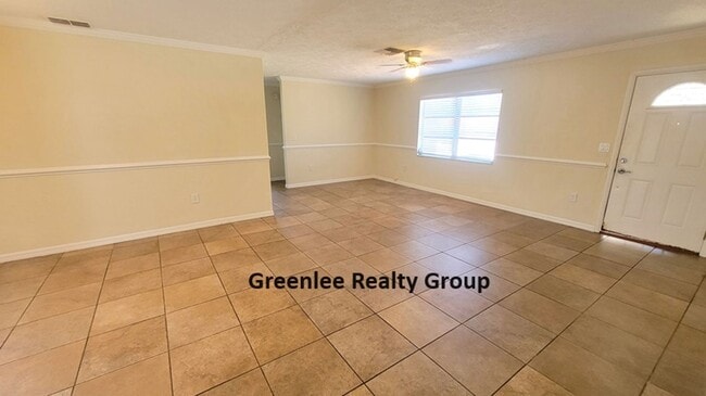 Building Photo - Spacious 3 Bed/2Bath/2Car Garage Home!