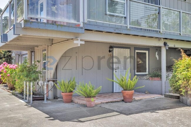 Building Photo - Unit 2