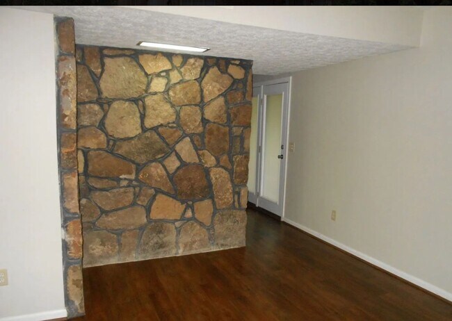 Foto del edificio - Available Fall 2026!