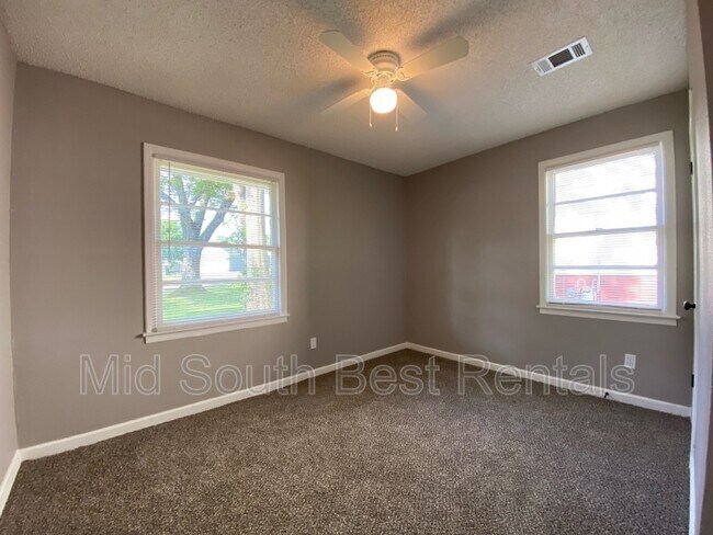 Building Photo - 436 W Brooks Rd
