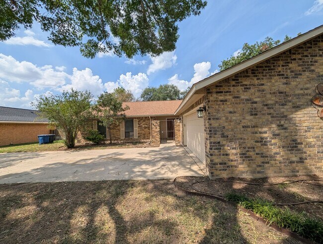 Foto del edificio - 619 Summerwood Dr