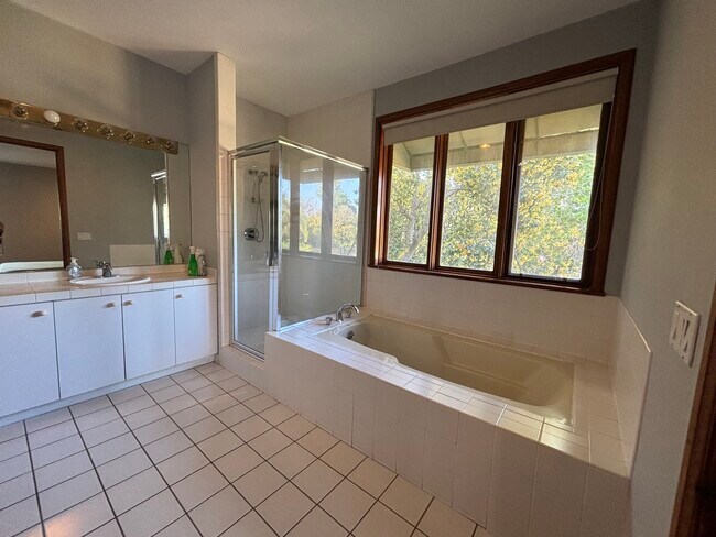 Primary Bath - 5230 Louise Ave