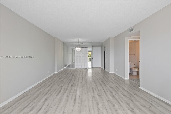 Foto del edificio - 4200 Hillcrest Dr