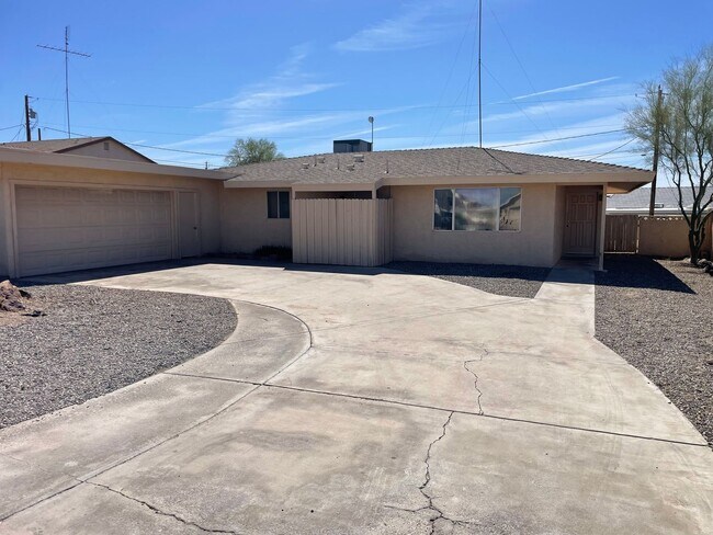 Foto del edificio - Move in ready! Owner offering move in special price-CALL FOR INFO.