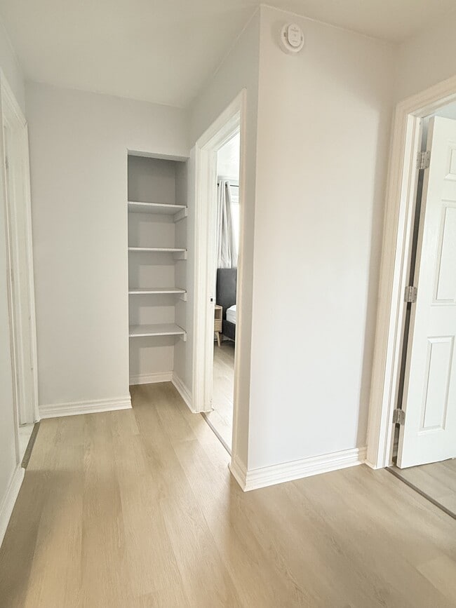 Building Photo - 1989 Wyandotte St W