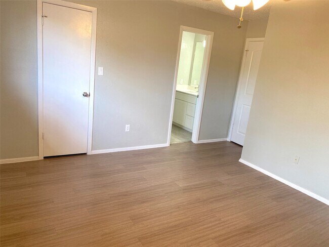 Building Photo - 16222 Summer Dew Ln