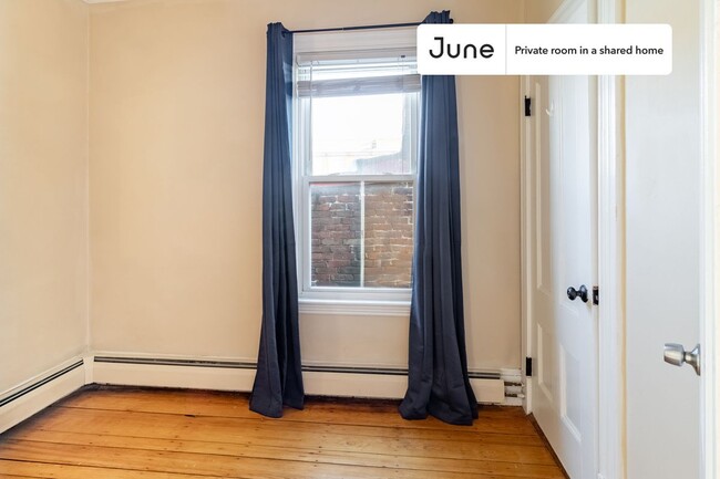 Building Photo - Private bedroom in 4 bed/1 bath Home