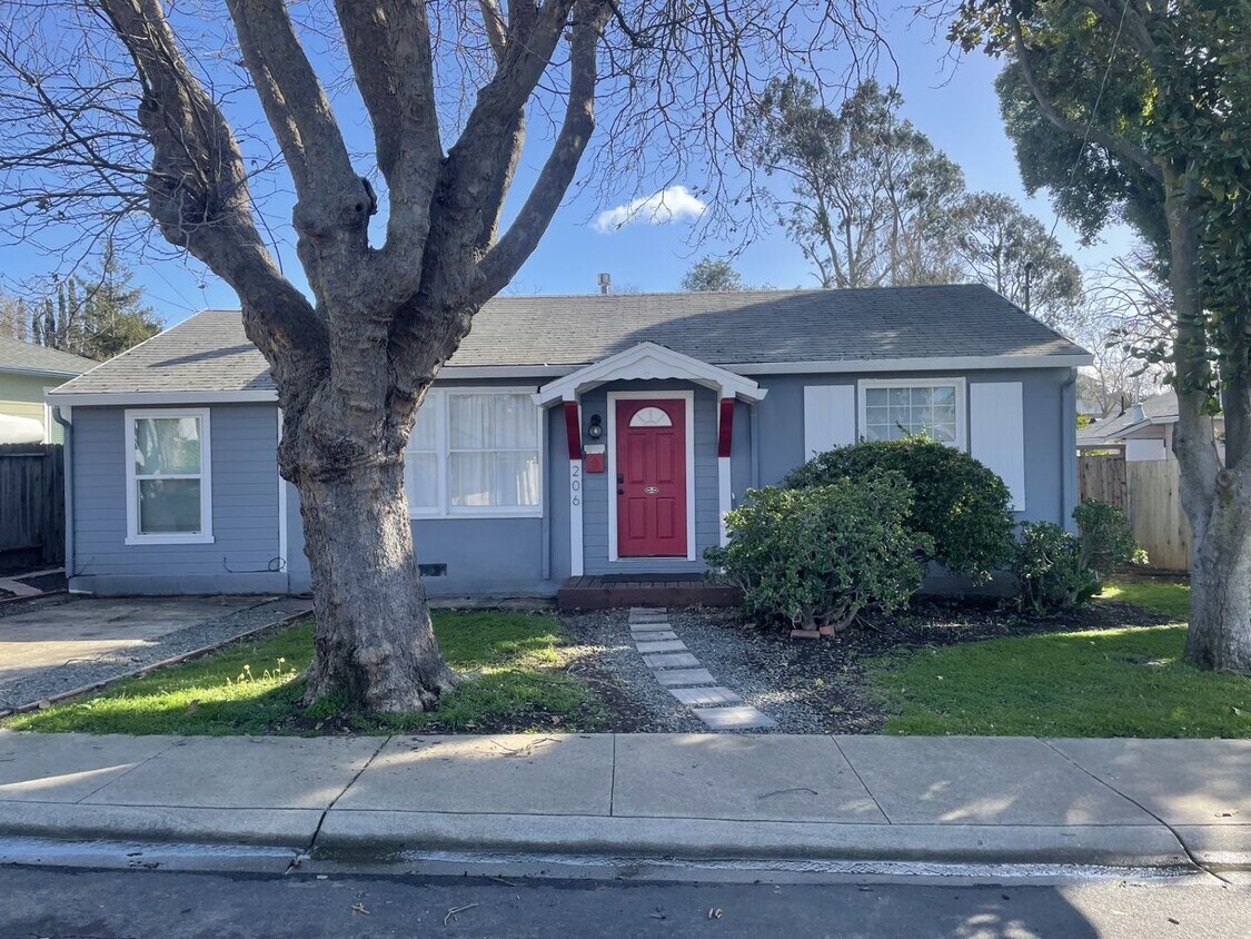 Foto principal - Charming 3 bedroom, 1 Bathroom Benicia Home