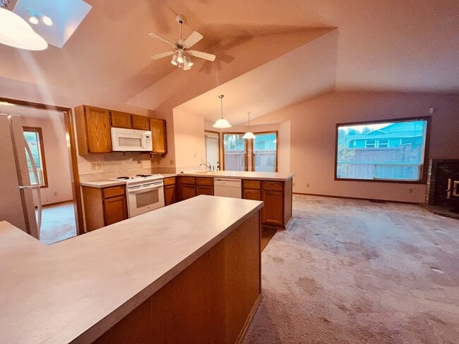 Foto del edificio - Absolutely Gorgeous Single Family Home located at Olympia!