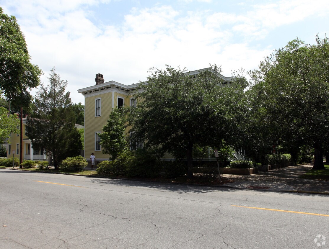 402 E Hall St, Savannah, GA 31401 Apartments in Savannah, GA