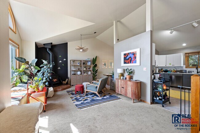 Building Photo - Beautiful Updated 5 Bed 3.5 Bath House in ...