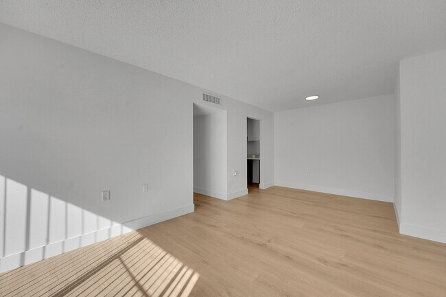 Foto del edificio - 1139 Lake Terry Dr
