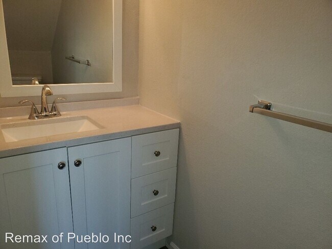 Building Photo - 490-492 W Bellflower Dr