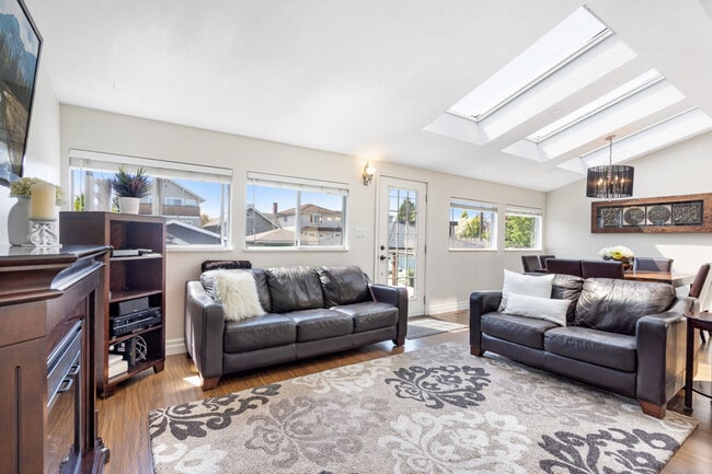 Building Photo - 3522 Dundas St