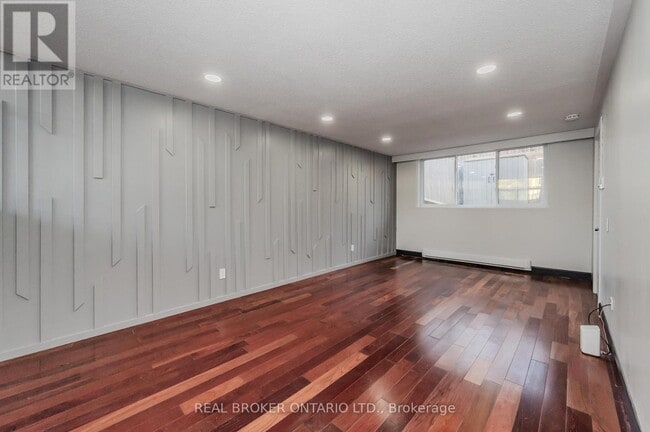 Building Photo - 550 Parkview Crescent