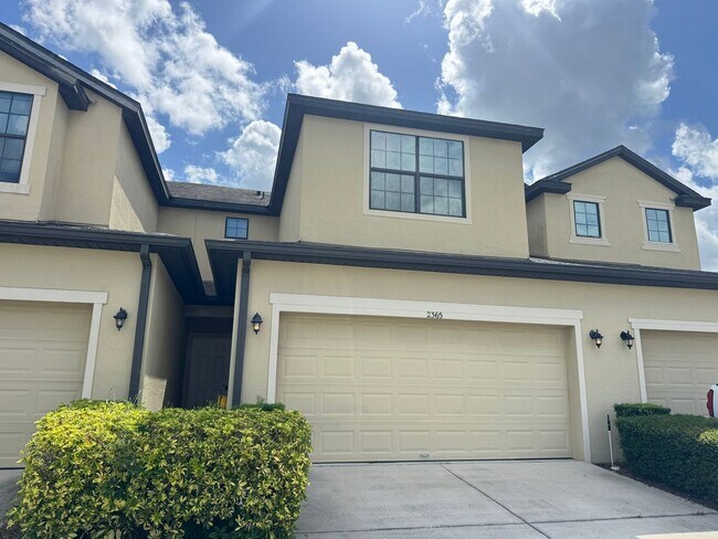Building Photo - Charming 3-Bed Townhouse with Lake View & ...