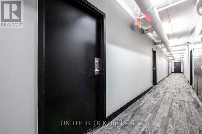 Photo du bâtiment - 38 Joe Shuster Way