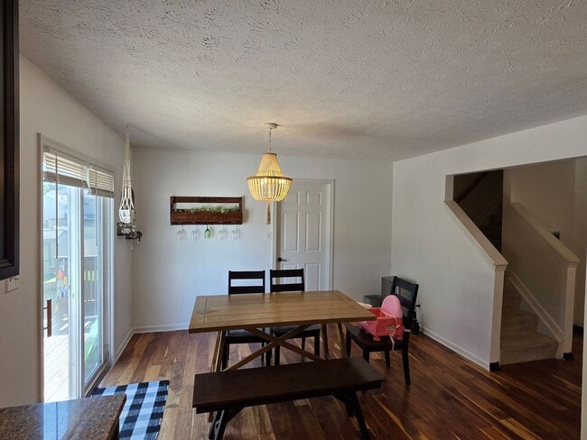 Building Photo - Spacious Single Family Home in Edgewood